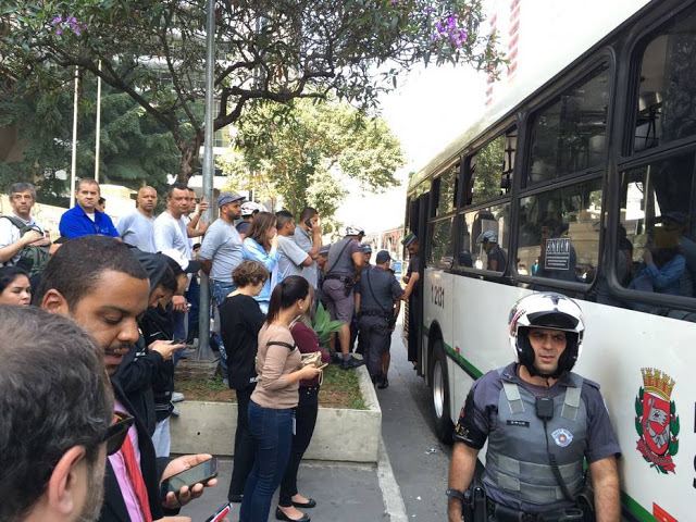 Polícia detém o indivíduo que conspurcou vítima no interior do ônibus, em São Paulo - foto Marianna Holanda- Estadão