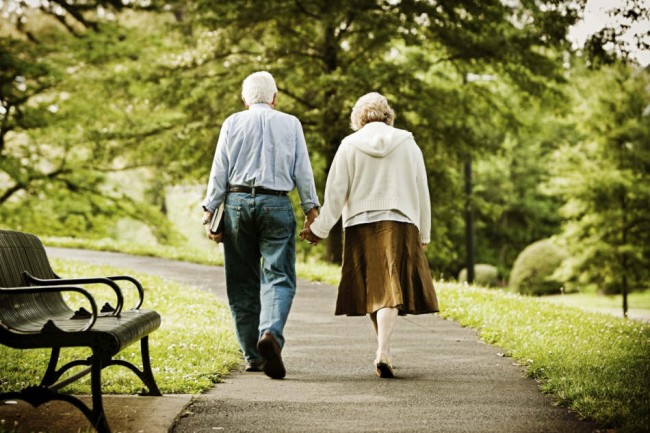 Senior couple walking in park. Idosos caminhando no parque. iStockPhotos