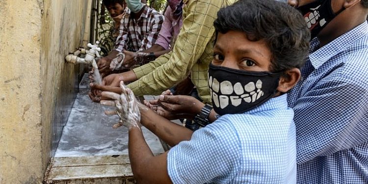 Jovens brasileiros do Pará e Sergipe publicam estudo sobre a relação entre a falta de saneamento básico e a Covid-19 em livro publicado pela Springer Nature.