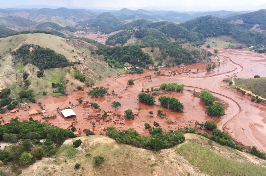 Vazamento de barragem em Mariana foi um dos piores desastres ambientais da história no Brasil Corpo de Bombeiros-MG