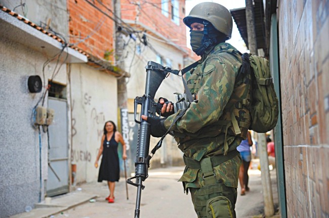 Forças Armadas fazem patrulhamento de favelas do Rio ( FOTO: AG. BRASIL )