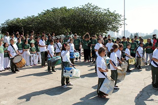 Alunos do Reciclasom (foto) se apresentam com seus tambores reciclados durante a 3ª Virada Sustentável. Imagem: Reprodução/IT+
