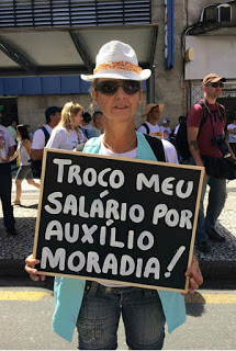 Funcionária pública protesta contra privilégios dos magistrados, no Paraná
