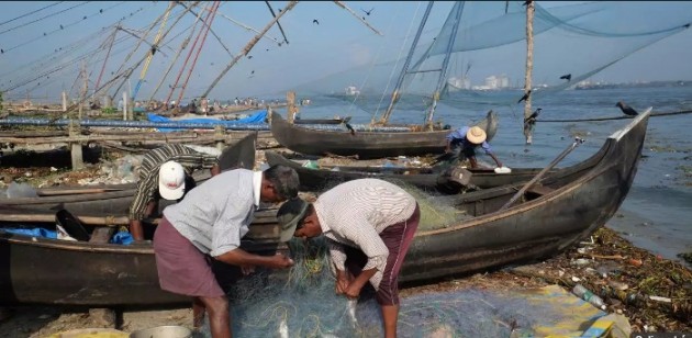 Pescadores em Kochi (também conhecido como Cochin) em Kerala separam o que pescaram.- FOTO DE KAVEH KAZEMI, GETTY IMAGES