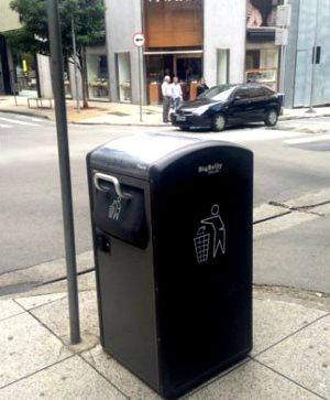Lixeira inteligente no bairro Jardins em São Paulo.