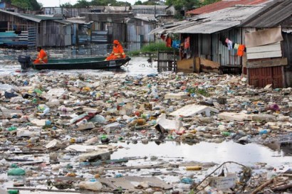 lixo nos igarapés de Manaus
