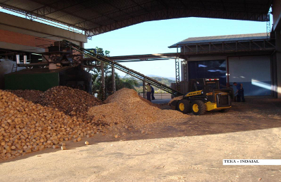 Pilha de blocos de madeira alimentam caldeira na fábrica da Teka em Artur Nogueira (SP) (Foto: Incal-CONTERMA)