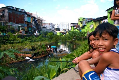 Crianças ajudando na implantação do sistema Biomatrix Water.