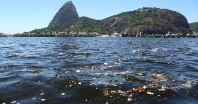 Lixo no mar da Baía de Guanabara 