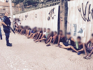 menores apreendidos na frente do Tribunal de Justiça do Rio em 16/set/15 - o mote do pedido da defensoria.
