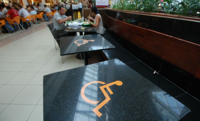 Shopping Guararapes, em Jabaotão, reserva área para cadeirantes e pessoas com mobilidade reduzida