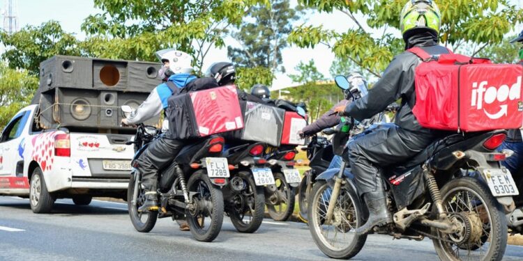 A FOME INVISÍVEL DE QUEM ENTREGA COMIDA