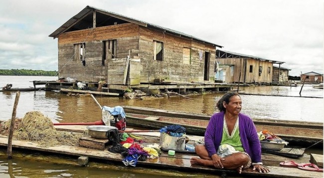 Mulher ribeirinha no Rio Solimões