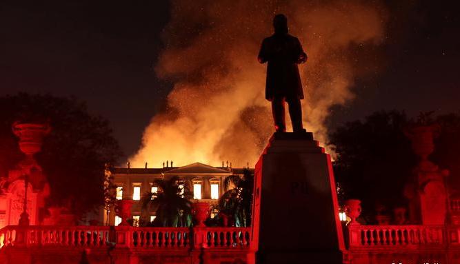 Museu Nacional queima integralmente no Rio de Janeiro (Reuters/R.Moraes)