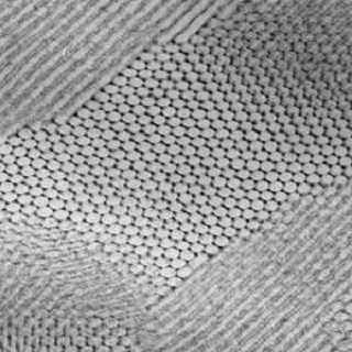 Nanopartículas se estruturaram sozinhas (foto) para formar uma rede hexagonal. (Imagem: Reprodução/Internet)