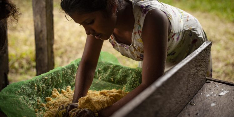NO AMAPÁ, MULHERES ENCONTRAM NA PRODUÇÃO DE BIOCOSMÉTICOS UMA ALTERNATIVA AO GARIMPO