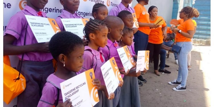 ESCOLA NA NIGÉRIA ACEITA GARRAFAS PLÁSTICAS COMO PAGAMENTO