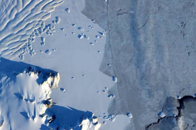 Um grupo de cientistas descobriu que 91 vulcões estavam escondidos dois quilômetros abaixo da superfície do manto de gelo que cobre a Antártida.(imagem NASA divulgação)