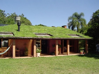 Teto verde embeleza e também "refresca" a casa, dispensando o ar condicionado, grande consumidor de energia. (Imagem: Reprodução/Internet)