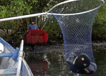 NO LUGAR DO PEIXE, PESCADORES DA ILHA TIRAM DO MAR OUTRO SUSTENTO: O LIXO