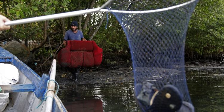 NO LUGAR DO PEIXE, PESCADORES DA ILHA TIRAM DO MAR OUTRO SUSTENTO: O LIXO