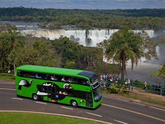 Ônibus "double deck" do Parque Nacional das Cataratas do Iguaçú (foto), última novidade de um parque com muitas passarelas e poucas trilhas na mata. (Imagem: Reprodução/Portal Brasil Caminhoneiro)