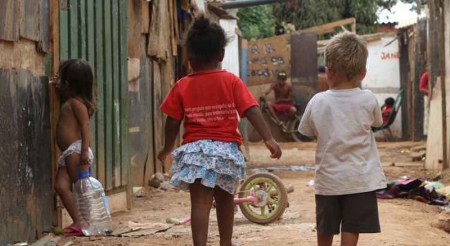 Crianças brincam em rua na Estrutural, em Brasília: