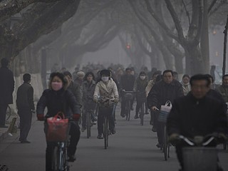 Foto emblemática dos efeitos da poluição do ar na China. Situação  gera protestos dentro do país (Imagem: Reprodução/Internet) 