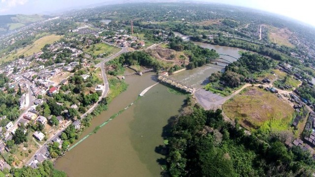 Foto aérea mostra poluição da água em ponto de captação na ETA do Rio Guandu na Baixada Fluminense Imagem: Divulgação/Comitê Guandu