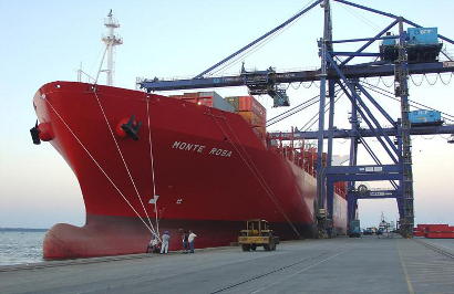Cargueiro atraca no porto de Paranaguá, o segundo maior em movimentação de carga no Brasil (Imagem: Reprodução/Governo do Estado do Paraná)