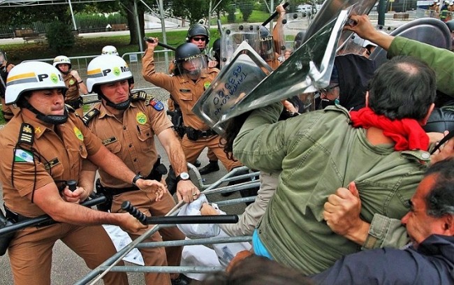 polícia reprime professores em greve no Paraná