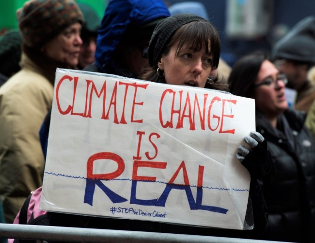 Protesto contra política do clima de Donald Trump: desaprovada por 76% dos americanos. AFP Photo/ Don Emmert