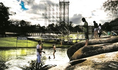 Jovens se divertem no lago da Quinta, com a estrutura do festival ao fundo - Antonio Scorza