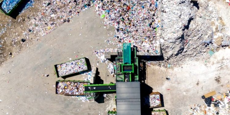 BRASIL RECICLA APENAS 4%, MAS IMPORTA LIXO PARA A INDÚSTRIA