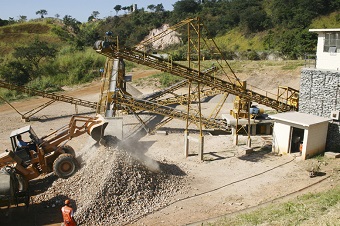 Entulho é reciclado em uma das três unidades de reciclagem de Belo Horizonte (foto). 112 toneladas de entulho foram reciclados só em 2012. (Imagem: Divulgação/PBH)