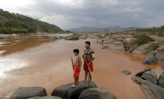 Índios da aldeia Krenak estão sem água por conta da contaminação do rio Doce - O GLOBO / Marcelo Carnaval