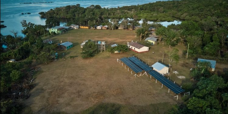 PAINÉIS SOLARES LEVAM LUZ – E NOVAS OPORTUNIDADES – A COMUNIDADE REMOTA NO AMAZONAS
