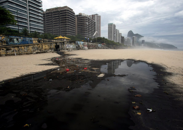 Água suja acumula lixo e polui areia da Praia de São Conrado, na Zona Sul do Rio (Foto: Marcia Foletto/Ag. O Globo)