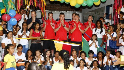 Seleção alemã em visita à uma escola municipal do vilarejo de Santo André.