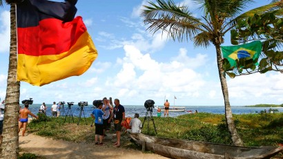 Imprensa em frente ao centro de treinamento alemão na Bahia.