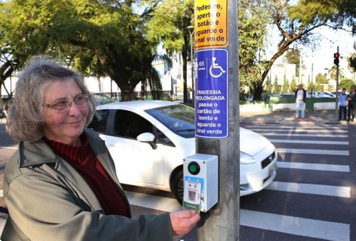 Semáforo inteligente ajuda idosos em Curitiba