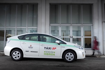 Modelo híbrido Toyota Prius, o "carro verde" mais vendido no mundo (foto) integra frota paulistana de táxis desde janeiro. Imagem: Reprodução/Internet. 
