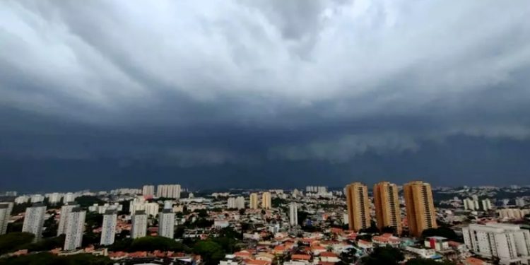 TEMPESTADE NA TERRA… E NO SOL