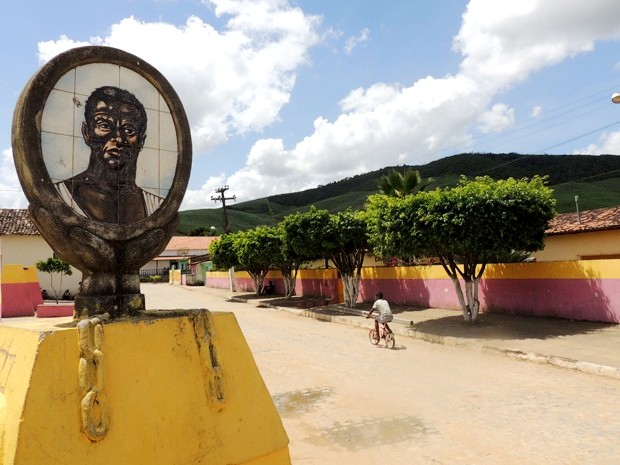 Imagem de Zumbi fica na praça de entrada do Quilombo Trigueiros, em Vicência (Foto: Renan Holanda/ G1)