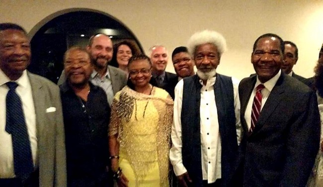 Momento de sincronicidade permitiu um encontro relevante para a mudança de atitude do governo federal: o jantar em homenagem ao dramaturgo Wole Soyinka. Na foto, da esquerda para a direita: Meldon Hollis,assessor do Presidente Obama e Coordenador das Universidades Historicamente Negras dos Estados Unidos (são 130 nos EUA, desde 1830...), o compositor e cantor Martinho da Vila, o Advogado Geral da União -AGU, Luís Adams, advogada Luciane Vieira, a Ministra dos Direitos Humanos, Mulheres e Igualdade Racial, Nilma Lino Gomes, eu, Antonio Fernando Pinheiro Pedro, Prof. Ronaldo, Secretário Executivo da SePPIR, o Prêmio Nobel de Literatura, Dramaturgo Wole Soyinka e o Reitor das Faculdades Zumbi dos Palmares, Jose Vicente.