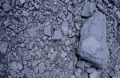 Rochas de xisto (foto). Mineral pode deixar fontes renováveis em segundo plano. (Imagem: Reprodução/Internet)